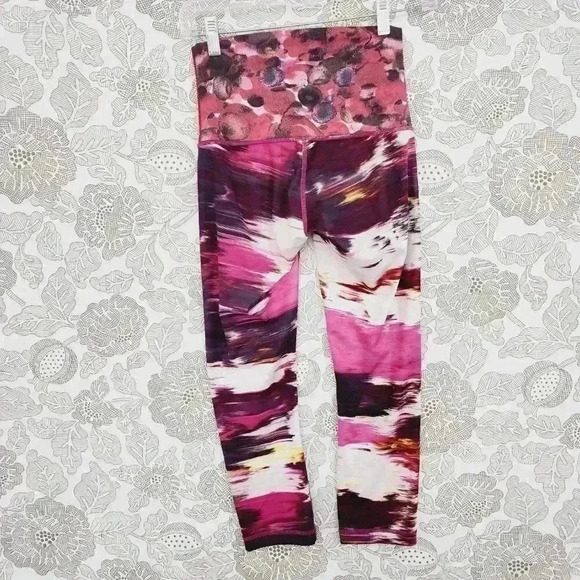Women's Lululemon Legging Size 4 Pink Camo Cropped - Picture 2 of 6